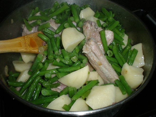 Cocinar caldoso de costillas 