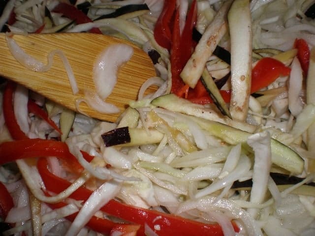 Mezclar la juliana de verdura