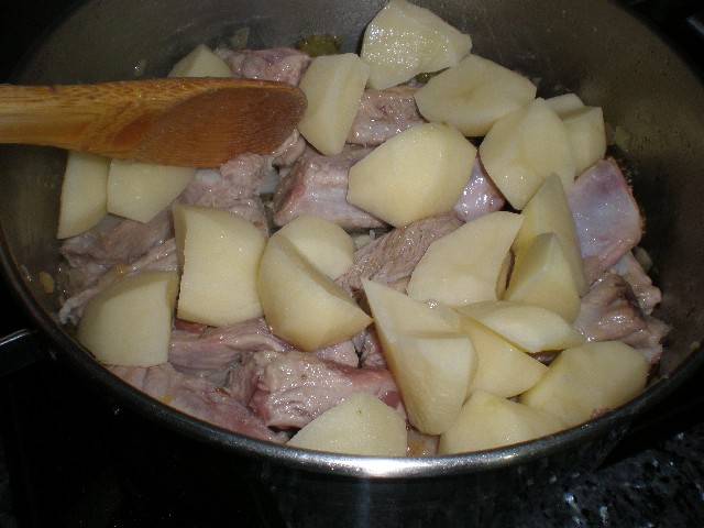 Cocinar caldoso de costillas 