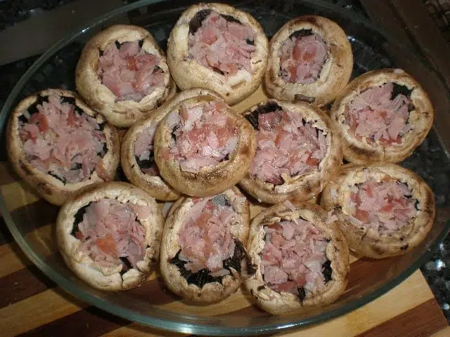 Champiñones rellenos de dos jamones