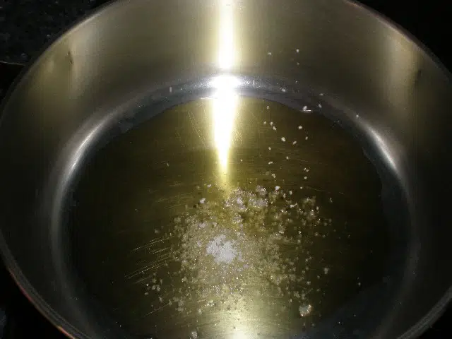 Cazuela con aceite de guindillas y sal Cazuela con aceite de guindillas y sal