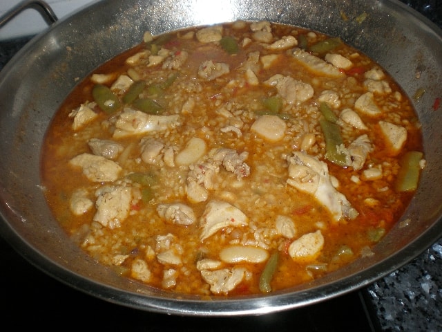 Arroz integral con pollo en wok