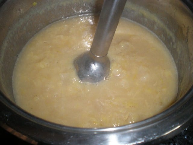 Batir fruta para compota de plátano y pera con cítricos