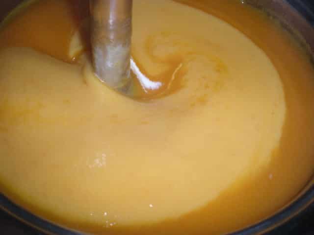 Batir la nata con la crema