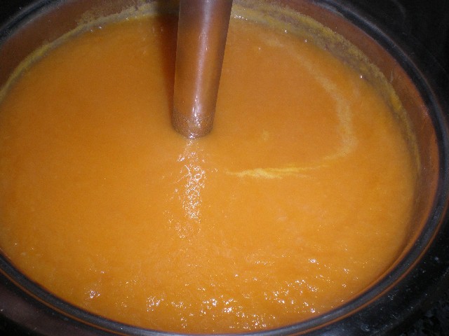 Batir la crema de zanahorias