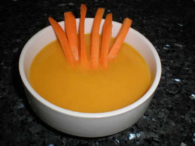 Decorar la crema de zanahorias