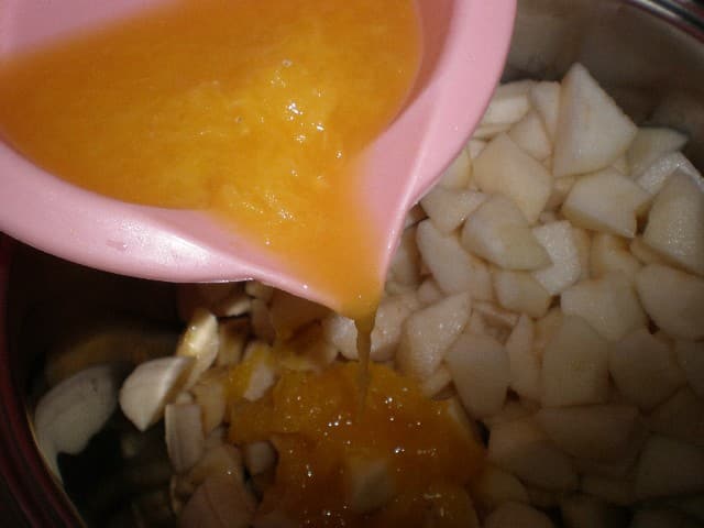 Añadir zumo de cítricos a plátanos y peras