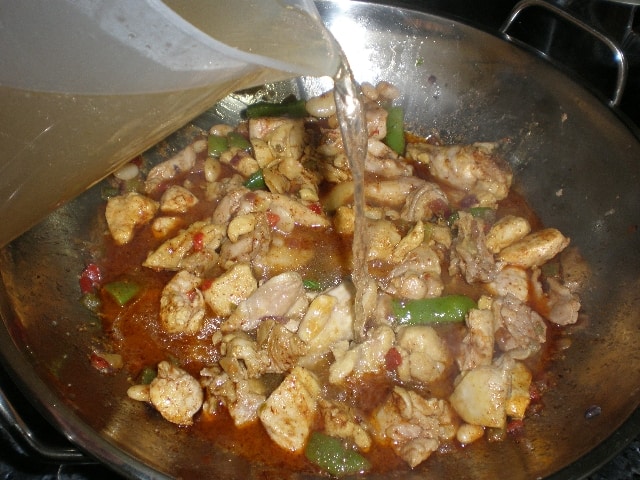 Elaborando arroz integral con pollo en wok