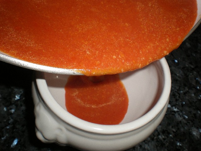 Echar salsa en salsera