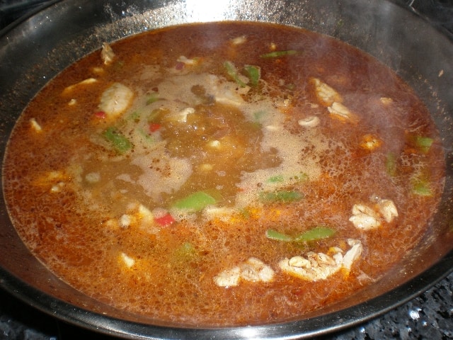 Elaborando arroz integral con pollo en wok