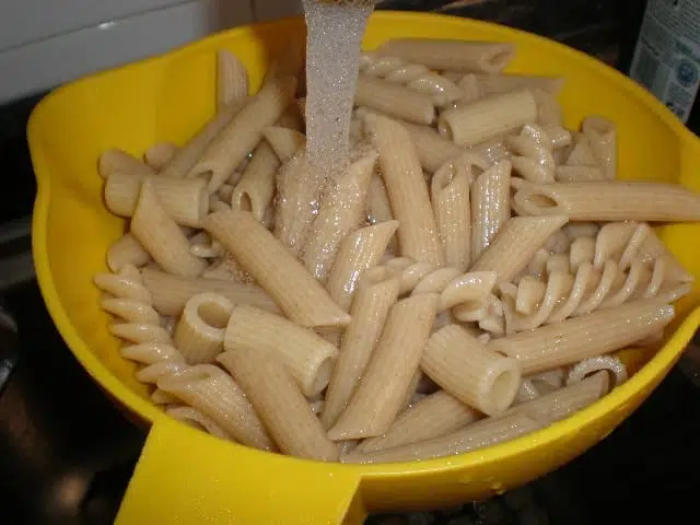 Lavar la pasta integral