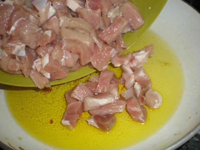 Meter la bondiola en la sartén