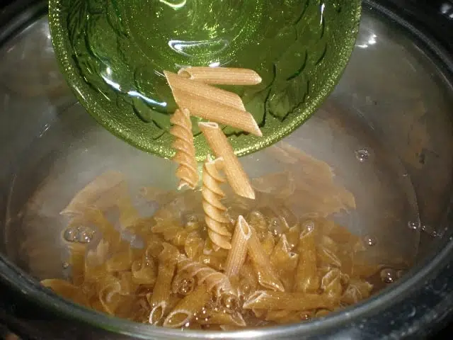 Meter la pasta en la cazuela