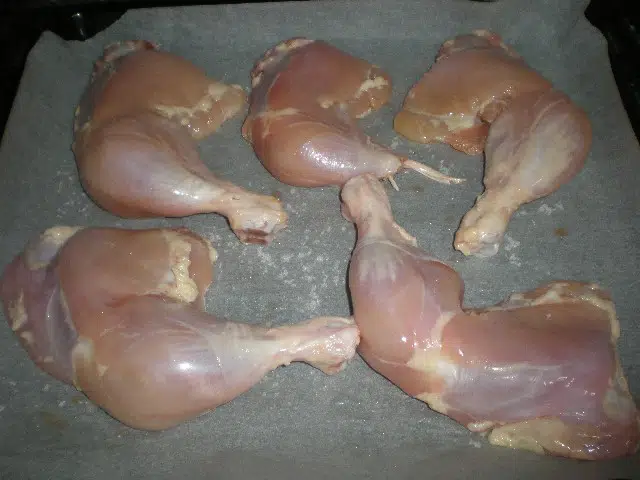 Muslos de pollo en bandeja Muslos de pollo en bandeja