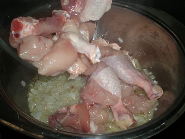 Elaborando arroz con pollo y alcachofas