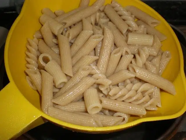 Pasta integral escurrida