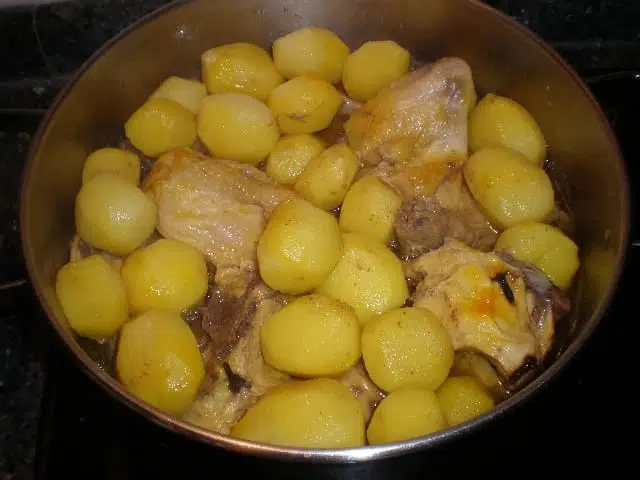 Pollo con papitas y clavo