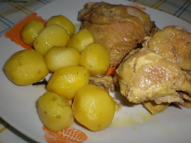 Pollo con papitas y clavo 