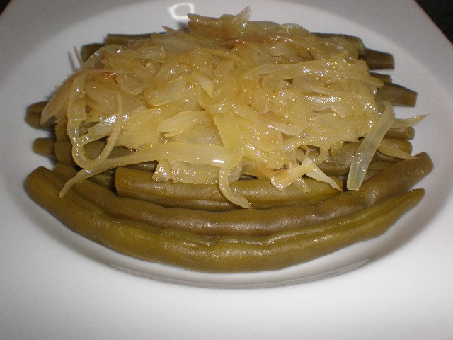Habicuelas y cebolla pochada a punto de caramelo