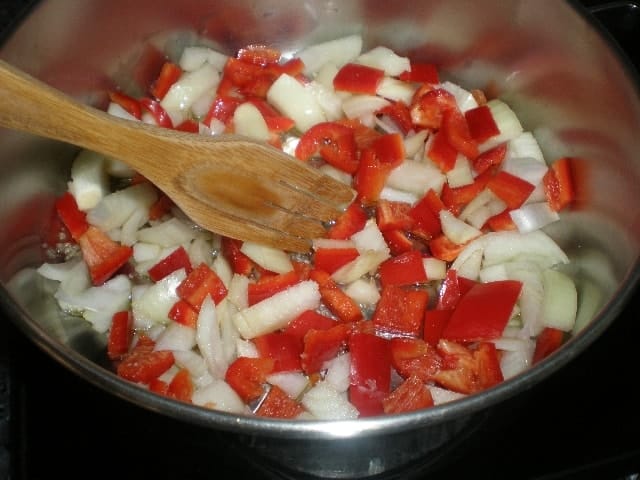 Sofreír ajo, cebolla y pimiento