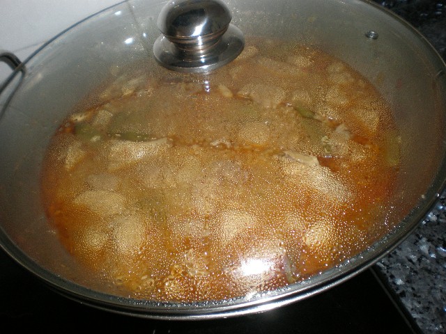 Arroz integral con pollo en wok