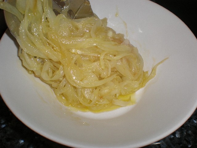 Sacar la cebolla pochada 