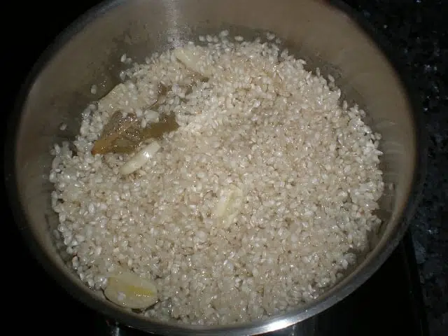 Saltear el arroz blanco Saltear el arroz blanco