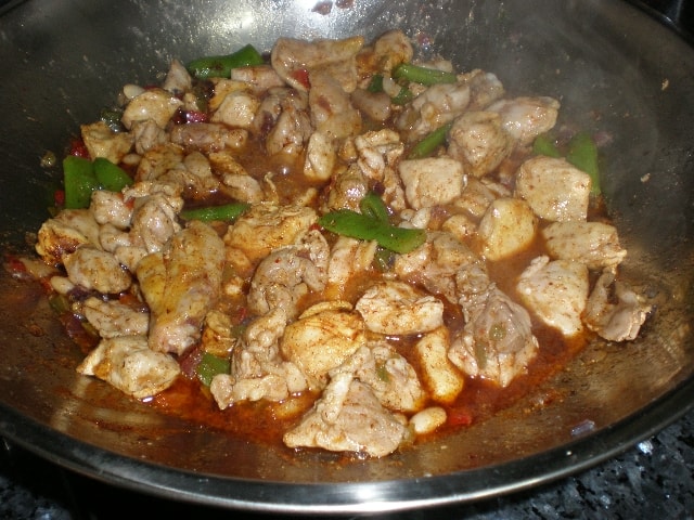 Elaborando arroz integral con pollo en wok