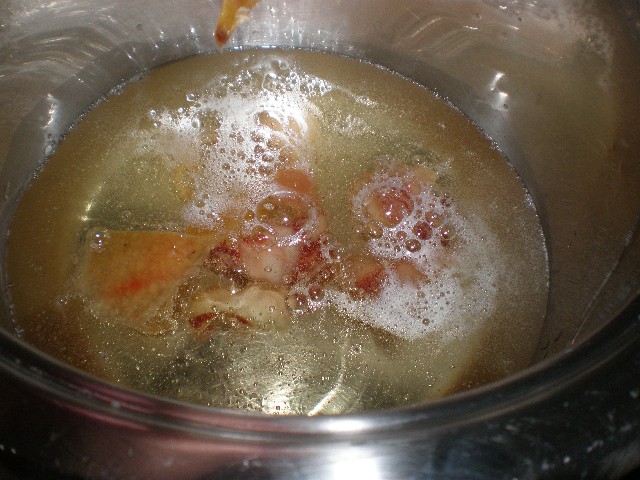 Freír cortezas de jamón serrano ibérico