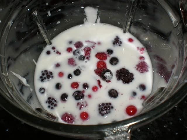 Meter las frutillas con la leche y el yogur