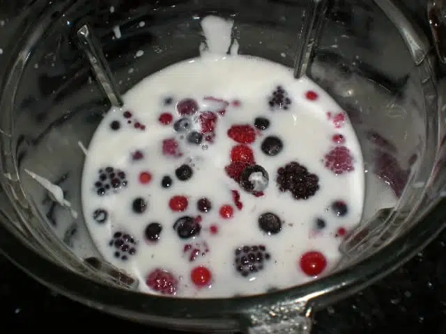 Meter las frutillas con la leche y el yogur Meter las frutillas con la leche y el yogur