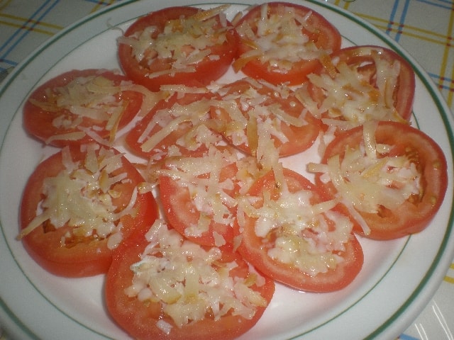 Tomates con queso ahumado