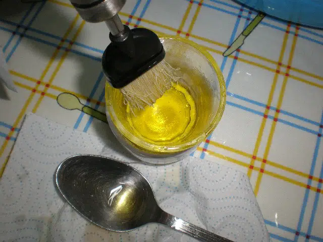 Brocha con aceite de oliva