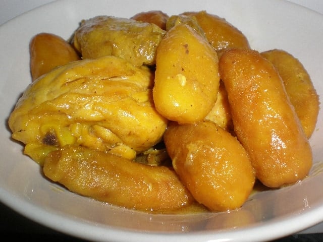 Cazuela de pollo con ajo frito 