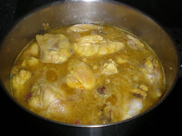 Elaborando la cazuela de pollo con ajo frito