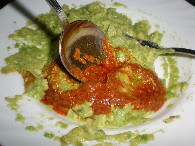 Aguacates con Salsa Embrujo 