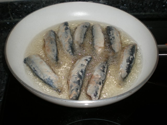Freír sardinas 