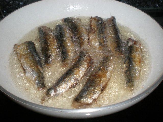 Freír sardinas 