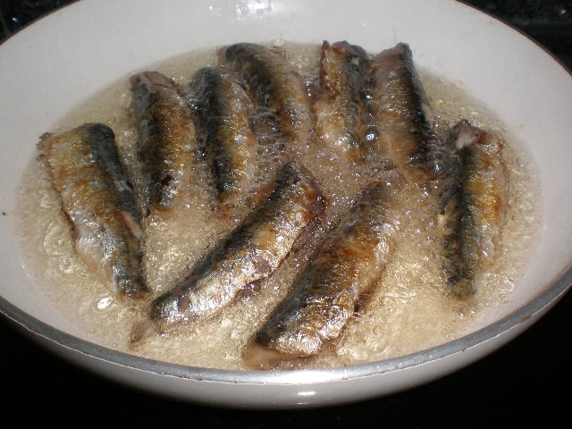 Freír sardinas 