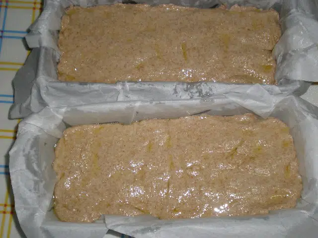 Masa de pan de molde integral untada con aceite