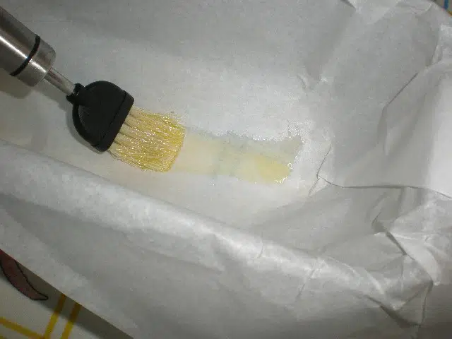 Untar molde con aceite