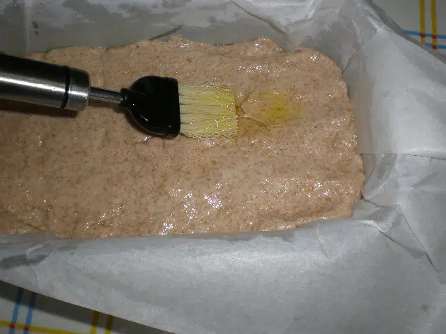 Untar masa de pan de molde integral con aceite