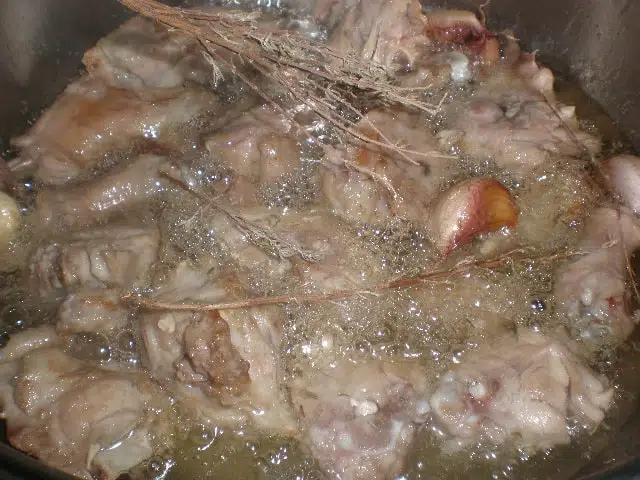 Cabrito baldeado de coñac