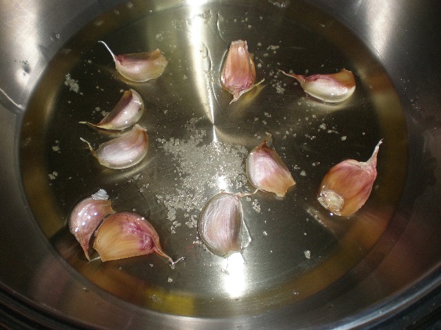 Aceite, ajos y sal