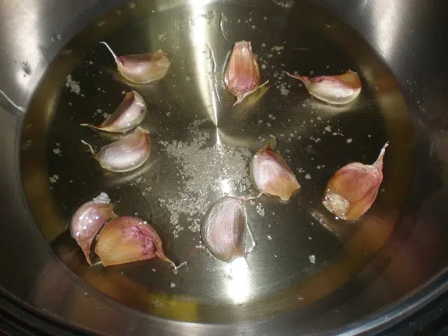 Aceite, ajos y sal