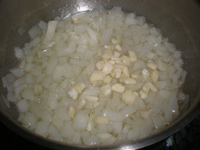 Freír cebolla y ajo