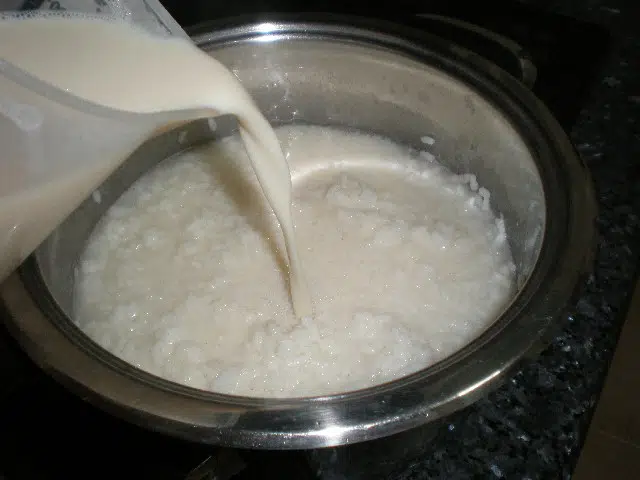 Echar la bebida de soja al arroz