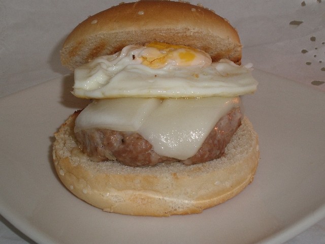Hamburguesas con queso y huevo