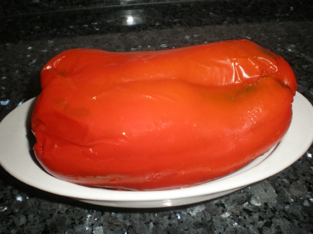 Pimiento relleno en bandeja