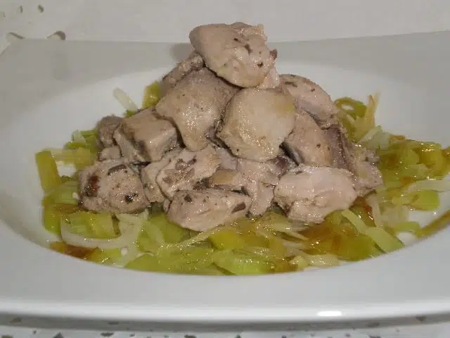 Atún al limón en cama de bulbos Atún al limón en cama de bulbos